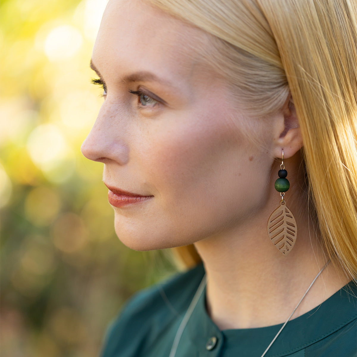 Hopeapihlaja earrings, black and green