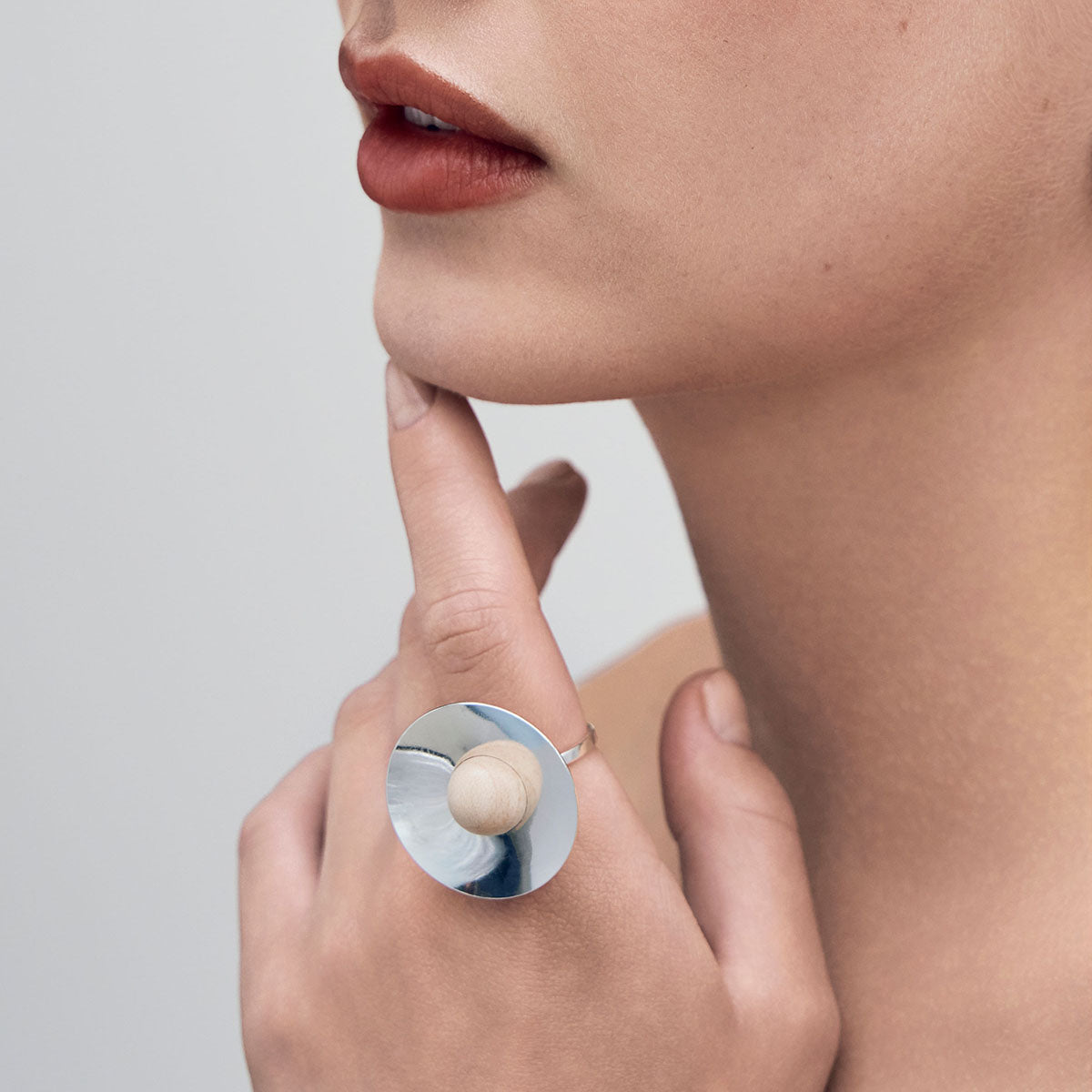 Ava ring, varnished wood and silver