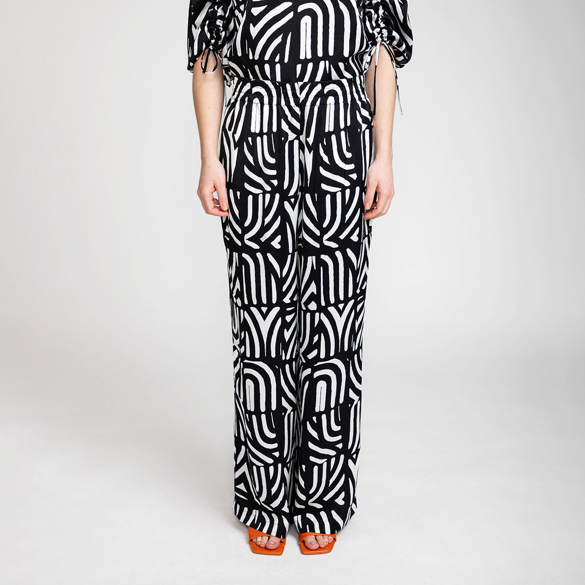 Tuike trousers, Kaari, black and white