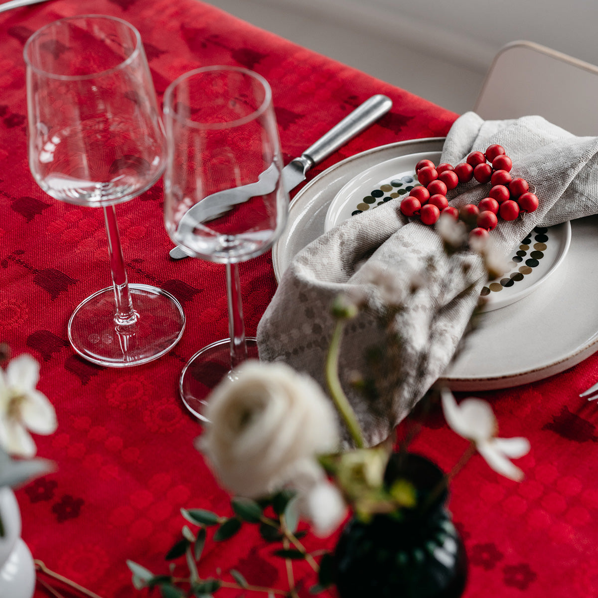Helmi tablecloth, 140 x 250 cm, red