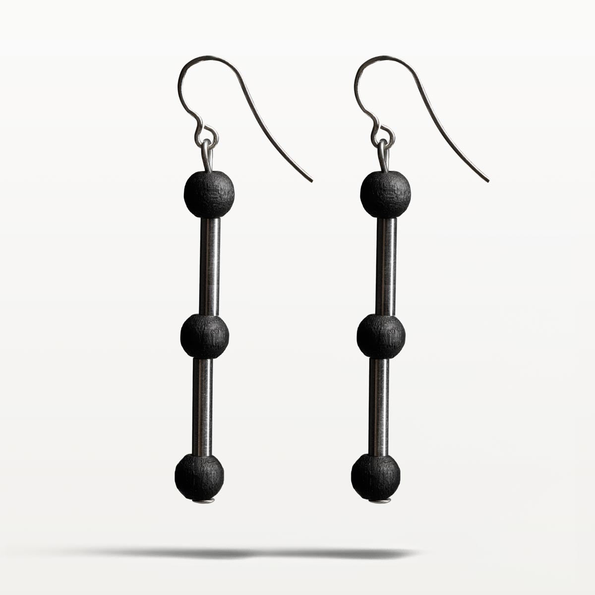 Mila earrings, black