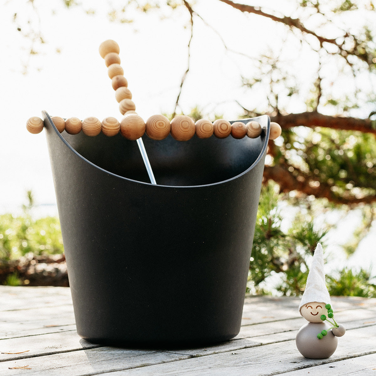 Nuppu sauna bucket, black and varnished wood
