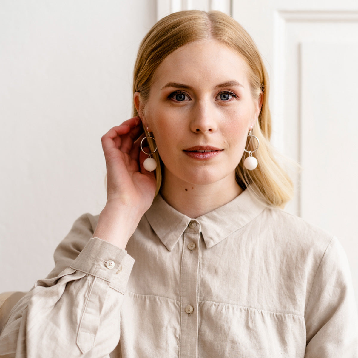 Hilma earrings, ecru