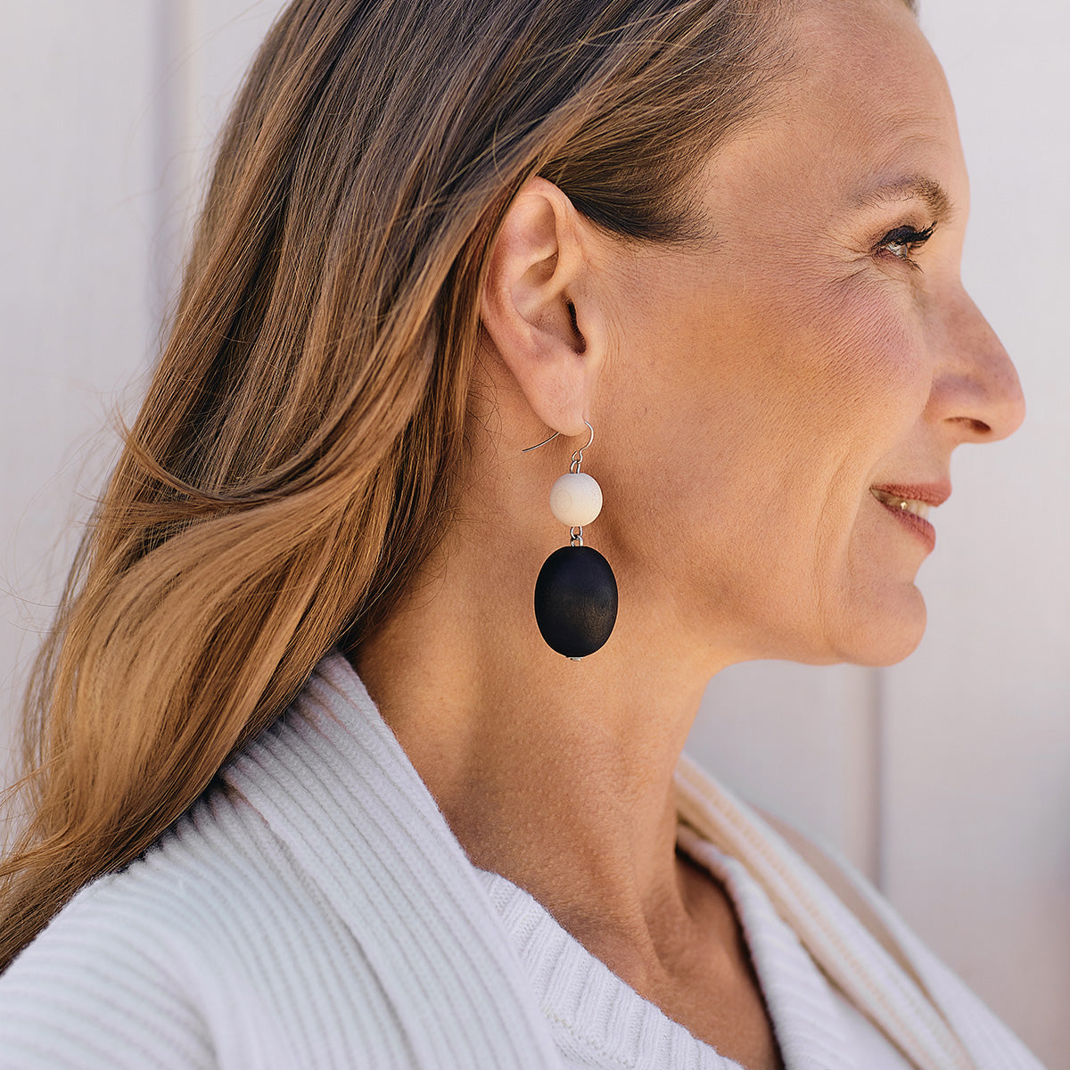 Taateli earrings, black and white