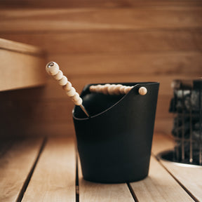 Nuppu sauna bucket, black and varnished wood