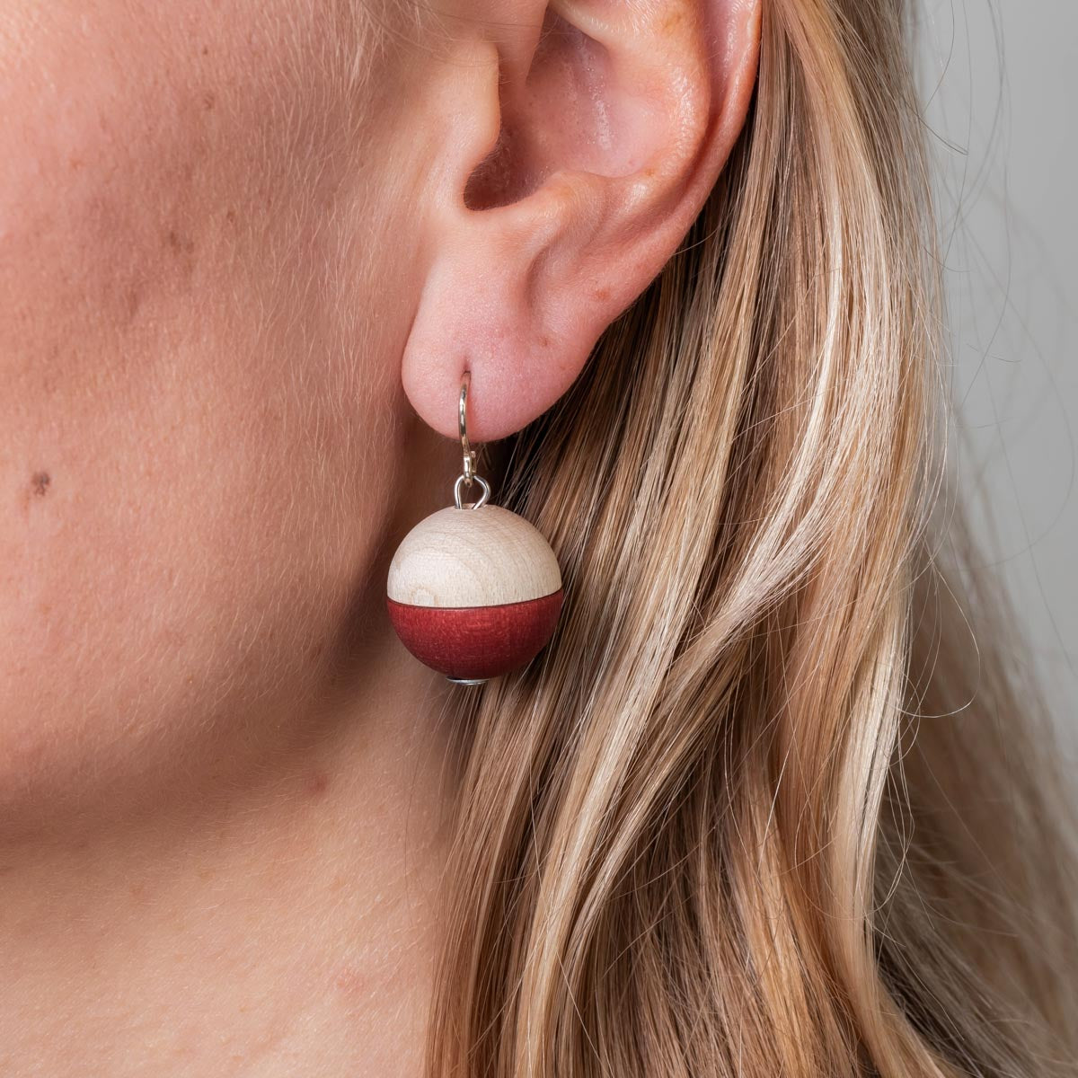 Leila earrings, wood and red