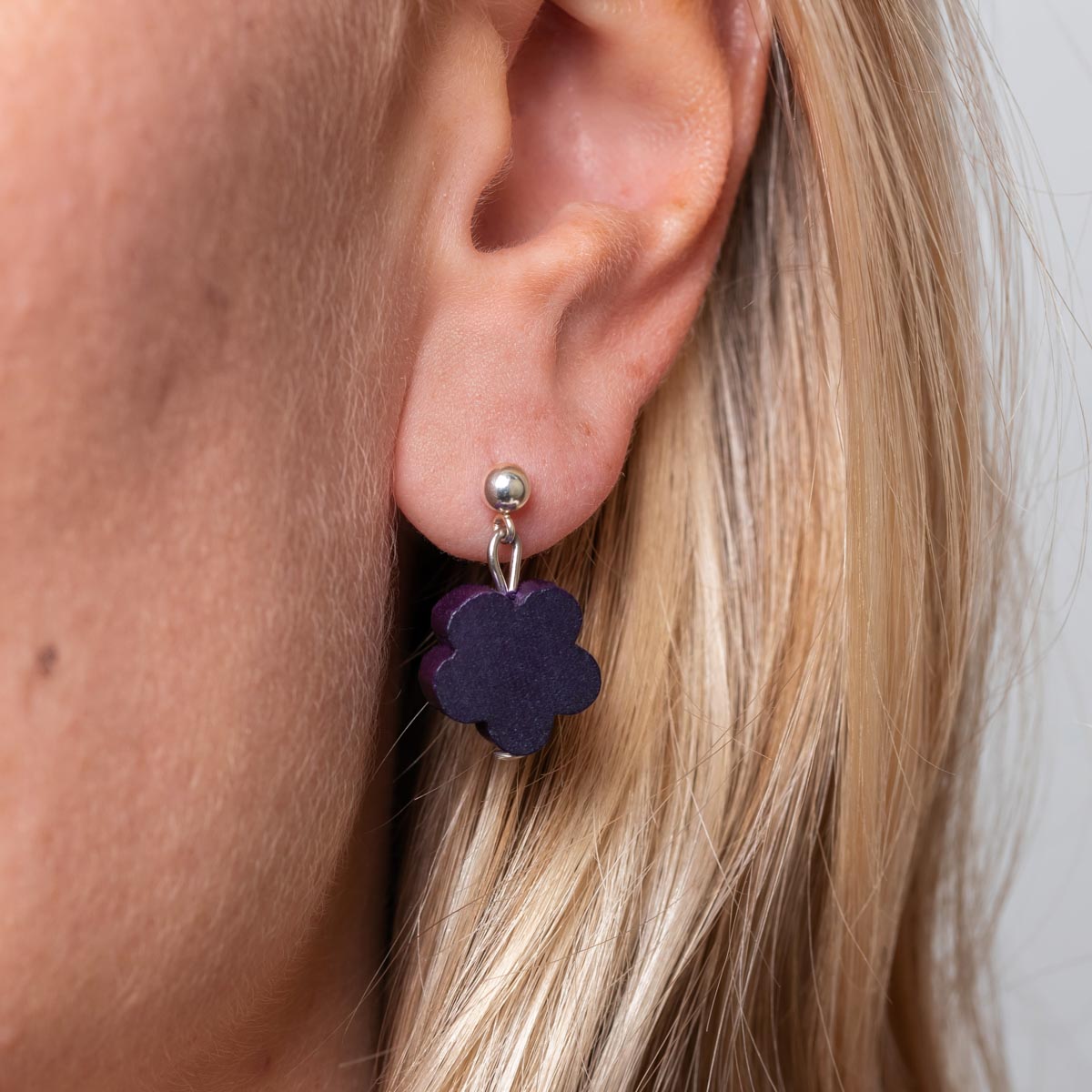 Puistolemmikki earrings, purple