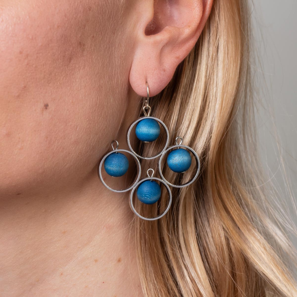 Aamukaste earrings, blue