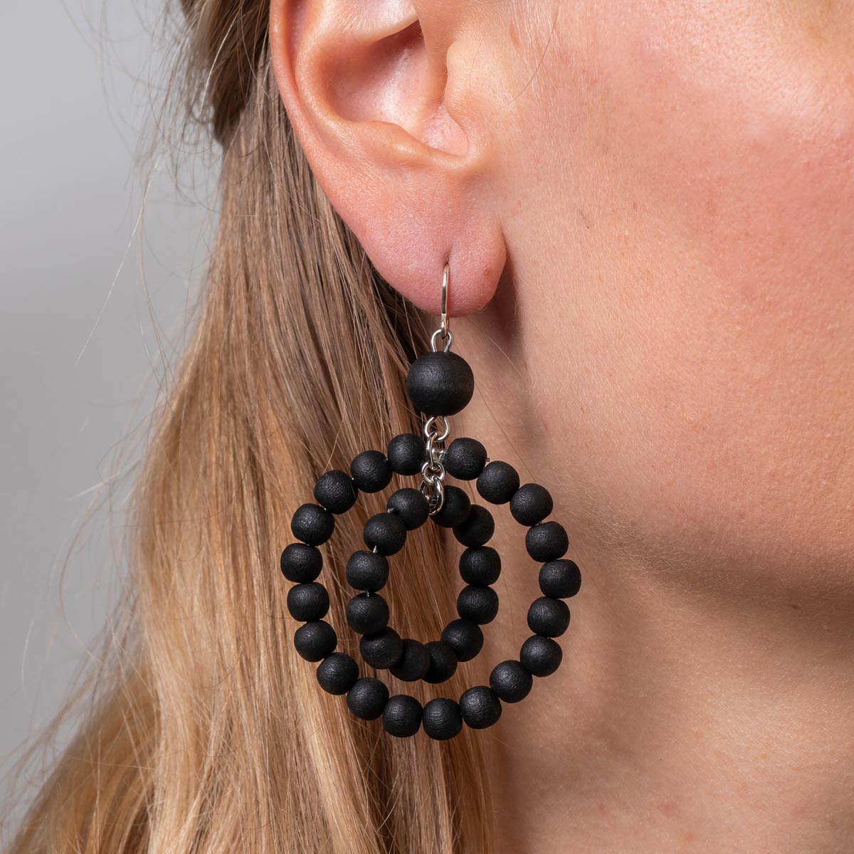 Orkidea earrings, black