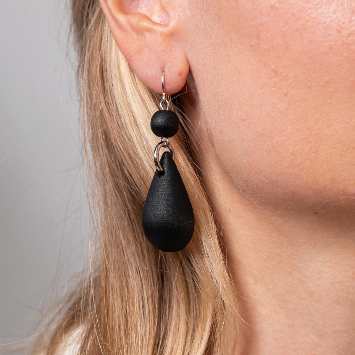 Pisara earrings, black