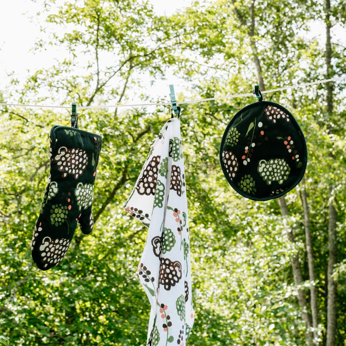 Oven mitt, Rams in a Field, green