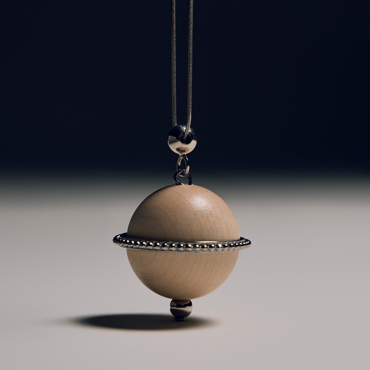 Nova necklace, varnished wood