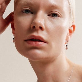 Lasipisara earrings, plum red